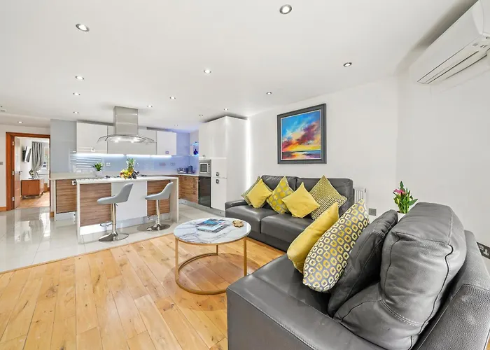 Baker Street Suite