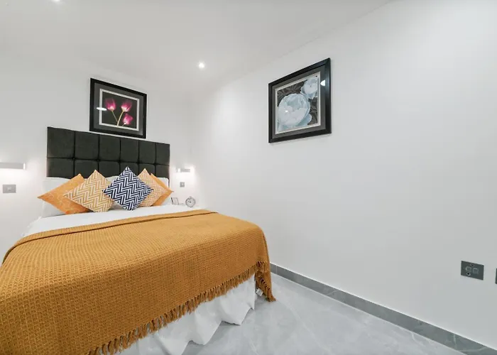 Baker Street Suite