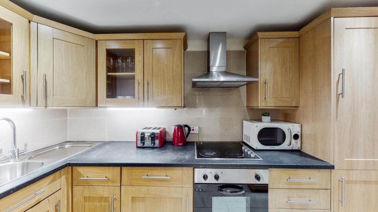 Baker Street Apartment *
